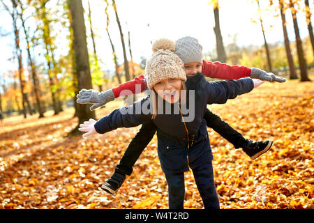 Glückliche Kinder Spaß an autumn park Stockfoto