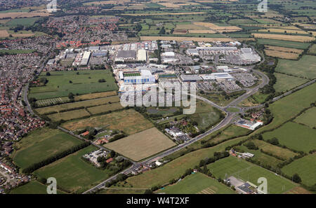 Luftaufnahme des Vangarde Retail Park & Mönche Kreuz Retail Park, Huntington, York YO32 Stockfoto