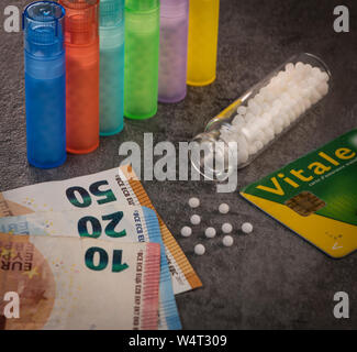 Moderne Farbe homöopathische Pillen in Kunststoffbehälter auf schwarzem Hintergrund, Frankreich Stockfoto