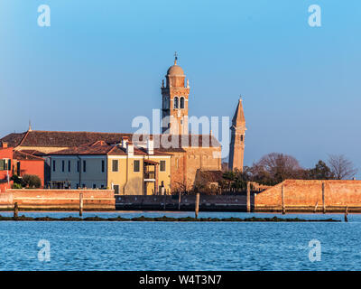 Burano, Italien, 18/11-18. Blick von der Fähre auf die Insel Burano, Mazzorbo. Mit dem schiefen Glockenturm von San Martino. Stockfoto