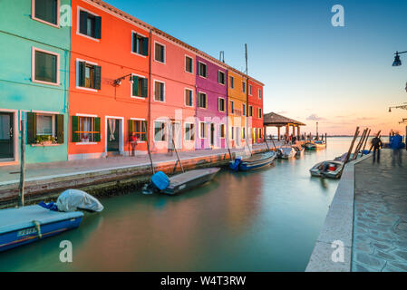 Burano, Italien, 18/11-18. Sonnenuntergang an der beliebten Ort durch die Liebe anzeigen Brücke auf die Insel Burano, mit einer langen Belichtungszeit von 6 Sekunden. Stockfoto