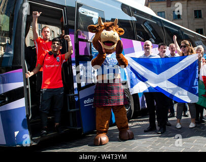 Edinburgh, Schottland, Großbritannien. 25. Juli, 2019. Street Soccer World Cup - Schottland und indischen Mannschaften Kopf nach Cardiff. Bild zeigt: Die schottischen und indischen Mannschaften sammeln ausserhalb von Edinburgh Usher Hall, bevor Sie für Cardiff teil auf der Straße Fußball WM zu nehmen. Die 17. Ausgabe der Homeless World Cup findet in CardiffÕs Bute Park, mitten in der walisischen Hauptstadt Credit: Ian Jacobs/Alamy leben Nachrichten Stockfoto