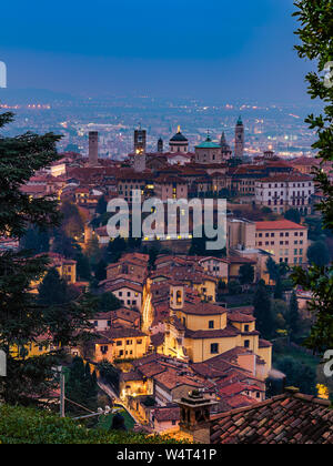 Bergamo, Italien, 21/11-18. Blick über Città Alta von Bergamo aus dem Hügel von Castello di San Vigilio nach Sonnenuntergang. Corridoni in der Ferne. Stockfoto