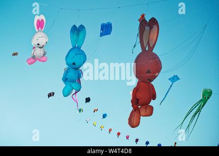 Kaninchen Drachen fliegen in den Himmel bei einem Kite Festival, Ostfriesland, Niedersachsen, Deutschland Stockfoto