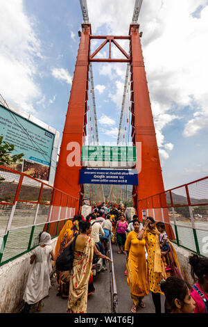 Blick auf die Säulen, auf Ram Jhula über den Fluss Ganges in der geistlichen Stadt Rishikesh im Bundesstaat Uttarakhand in Indien Stockfoto