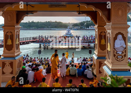 Heilige Aarti in Parmarth Ashram am Ufer des Flusses Ganga in der geistlichen Stadt Rishikesh im Bundesstaat Uttarakhand in Indien Stockfoto