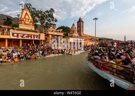 Anhänger besuchen eine Aarti in Parmarth Ashram am Ufer des Flusses Ganga in der geistlichen Stadt Rishikesh im Bundesstaat Uttarakhand in Indien Stockfoto
