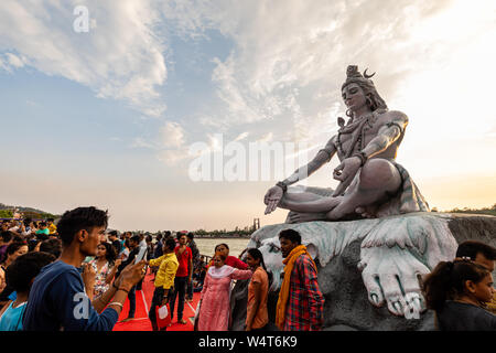 Statue von Lord Shiva in Parmarth Ashram am Ufer des Flusses Ganga in der geistlichen Stadt Rishikesh im Bundesstaat Uttarakhand in Indien Stockfoto