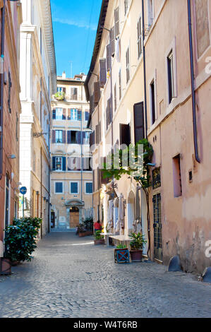 Enge einsame Straße im Zentrum der Stadt die Hauptstadt Italiens, Rom. Warme Herbst morgen, vibrant blue sky, ruhige Atmosphäre Stockfoto