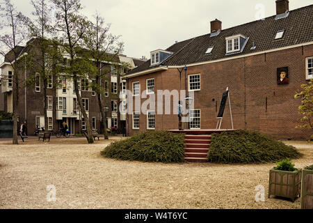 Leiden, Holland, Niederlande, April 17, 2019, Statue von Rembrandt van Rijn in seiner Kindheit auf Rembrandt Square Stockfoto