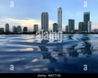 Stadtbild Blick von einem Infinity-pool, Bangkok, Thailand Stockfoto