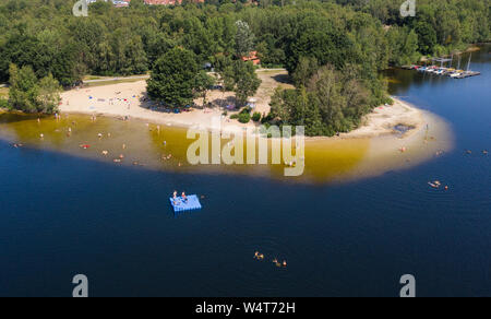 Hannover, Deutschland. 25. Juli, 2019. Leute zum Baden in den Altwarmbüchener See (Luftbild mit einer Drohne). Eine neue Hitzewelle macht Deutschland Schweiß mit rekordverdächtigen Temperaturen. Credit: Christophe Kirschtorte/dpa/Alamy leben Nachrichten Stockfoto