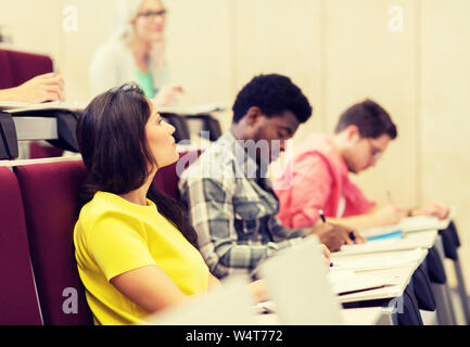 Gruppe von Studenten mit Notebooks im Hörsaal Stockfoto