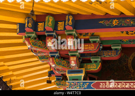 China, Tibet, Lhasa, architektonischen Details der lackierten Traufen des Jokhang buddhistischen Tempel, die über 1652 AD gegründet Es ist der heiligste buddhistische Tempel in Tibet und ist Teil der historischen Ensemble von der UNESCO zum Weltkulturerbe. Stockfoto