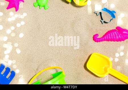 Nahaufnahme der sandspielzeug Kit im Sommer Strand Stockfoto