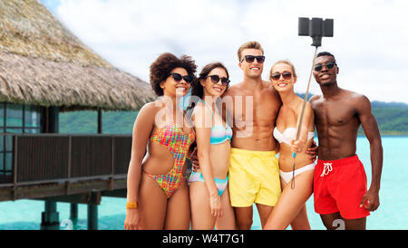 Gerne Freunde unter selfie auf Sommer Strand Stockfoto