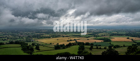 Sturmwolken über den Severn Valley ab Coaley Peak, Gloucestershire, England, Vereinigtes Königreich angesehen Stockfoto