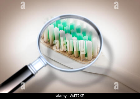 Alt, dreckig und unhygienischen Zahnbürste - Konzept Bild durch ein Vergrößerungsglas gesehen Stockfoto