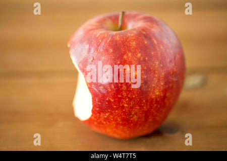 Reife rote gebissen Apple auf hölzernen Tisch Stockfoto