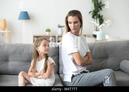 Mutter und Tochter auf der Suche nach Streit miteinander Stockfoto