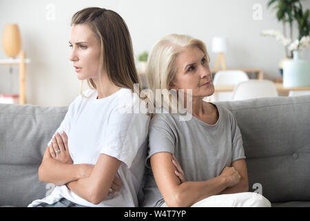 Mutter und Tochter sitzen auf der Couch nach Streit Stockfoto