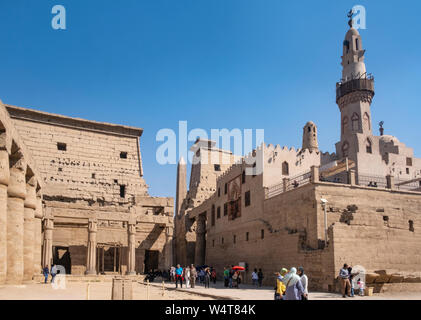 Moschee in Luxor Tempel, dem Alten und Neuen Religionen treffen, westlichen Touristen und Einheimische. Die Moschee Abu Haggag ist eine der ältesten in Ägypten Stockfoto