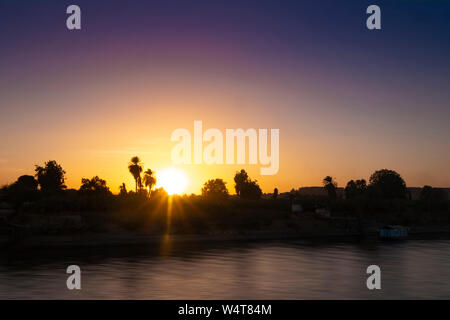 Sonnenuntergang über den Nil in der Nähe von Luxor, von Kreuzfahrtschiff genommen Stockfoto