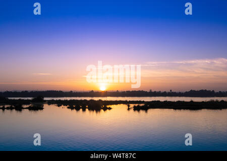 Nil Sonnenuntergang in der Nähe von Luxor, von Kreuzfahrtschiff genommen Stockfoto