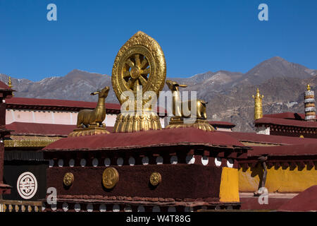 China, Tibet, Lhasa, architektonisches Detail auf das Dach des Jokhang buddhistischen Tempel, die über 1652 AD gegründet Es ist der heiligste buddhistische Tempel in Tibet und ist Teil der historischen Ensemble von der UNESCO zum Weltkulturerbe. Stockfoto