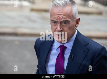 London, UK, 24. Juli 2019, Huw Edwards außerhalb der Downing Street als Theresa May Blätter für die letzte Zeit. Stockfoto