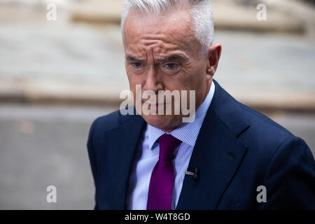 London, UK, 24. Juli 2019, Huw Edwards außerhalb der Downing Street als Theresa May Blätter für die letzte Zeit. Stockfoto