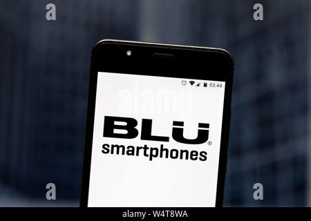 Juli 24, 2019, Brasilien: In diesem Foto Illustration einer BLU Smartphones logo gesehen auf dem Smartphone angezeigt. Credit: Rafael Henrique/SOPA Images/ZUMA Draht/Alamy leben Nachrichten Stockfoto