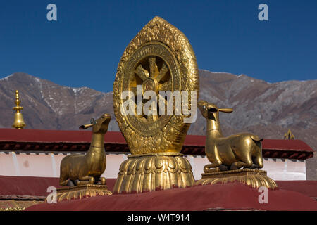 China, Tibet, Lhasa, architektonisches Detail auf das Dach des Jokhang buddhistischen Tempel, die über 1652 AD gegründet Es ist der heiligste buddhistische Tempel in Tibet und ist Teil der historischen Ensemble von der UNESCO zum Weltkulturerbe. Stockfoto