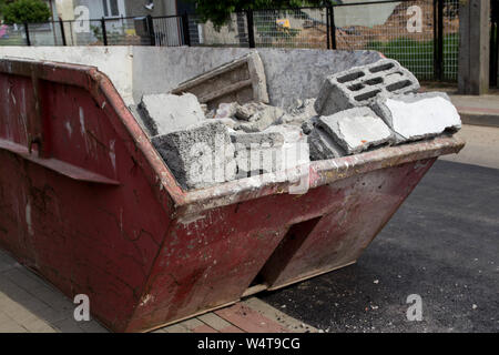 Rote Container mit Schutt gefüllt nach dem gebäudeabbruch - Abbruch container Hintergrund Stockfoto