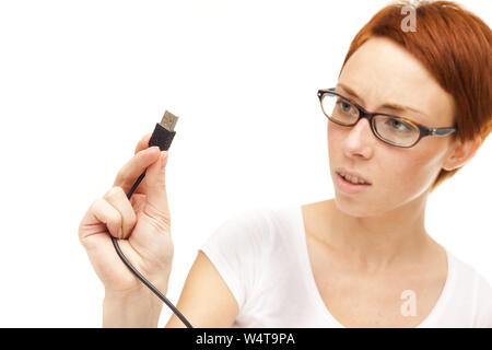 Ziemlich überrascht, Frau mit USB-Kabel, isoliert auf weißem Stockfoto