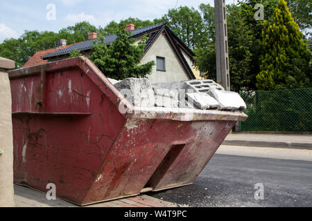 Rote Container mit Schutt gefüllt nach dem gebäudeabbruch - Abbruch container Hintergrund Stockfoto