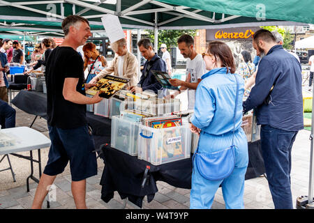 Schallplatte Enthusiasten (crate Diggers) auf der Suche nach Schnäppchen und Raritäten an einem Wochenende Markt in Navigator Square, Torbogen, London, UK Stockfoto