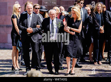 Baden Baden, Deutschland. 25. Juli, 2019. Hubert Burda (M), Verleger und der jüngere Bruder von Frieder Burda, und seiner Frau, der Schauspielerin Maria Furtwängler (r), stand nach der Trauerfeier für den verstorbenen Kunstmäzen Frieder Burda an der Stiftskirche Liebfrauen. Foto: Uwe Anspach/dpa/Alamy leben Nachrichten Stockfoto