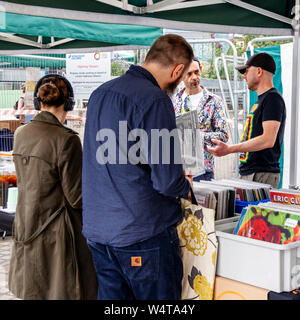 Schallplatte Enthusiasten (crate Diggers) auf der Suche nach Schnäppchen und Raritäten an einem Wochenende Markt in Navigator Square, Torbogen, London, UK Stockfoto