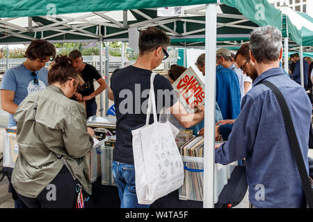 Schallplatte Enthusiasten (crate Diggers) auf der Suche nach Schnäppchen und Raritäten an einem Wochenende Markt in Navigator Square, Torbogen, London, UK Stockfoto