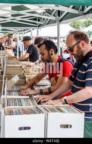 Schallplatte Enthusiasten (crate Diggers) auf der Suche nach Schnäppchen und Raritäten an einem Wochenende Markt in Navigator Square, Torbogen, London, UK Stockfoto