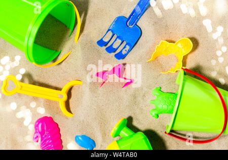 Nahaufnahme der sandspielzeug Kit im Sommer Strand Stockfoto