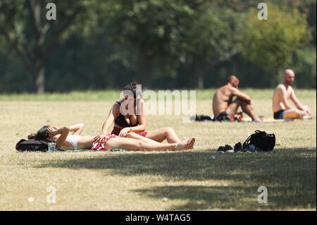 Die Menschen genießen die heißen Wetter in Hyde Park, London, als könnte das Vereinigte Königreich den heißesten Juli Tag der Begegnung am Nachmittag. Stockfoto