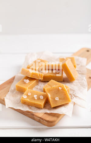 Gesalzen Karamell Stücke und Meersalz. Goldenen Karamell toffee Karamell. Stockfoto