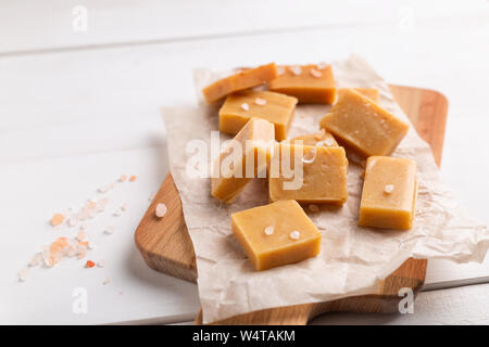 Hausgemachte caramel fudge Bonbons auf weißem Hintergrund im Landhausstil. Stockfoto