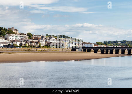 Blick über den Fluss Torridge nach Osten das Wasser, alte Bideford Brücke auf der rechten Seite, von dem Kai, Bideford, Devon, Großbritannien Stockfoto