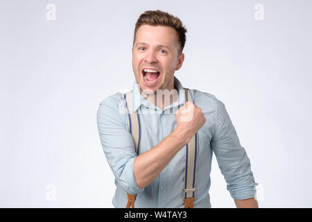 Man schreien Ja und die geballte Faust in die Luft, Gefühl, aufgeregt. Stockfoto