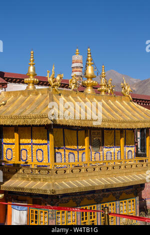 China, Tibet, Lhasa, architektonischen Details und die vergoldeten Dach des Jokhang buddhistischen Tempel gegründet ca. 1652 AD Es ist der heiligste buddhistische Tempel in Tibet und ist Teil der historischen Ensemble von der UNESCO zum Weltkulturerbe. Stockfoto