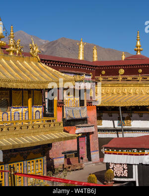 China, Tibet, Lhasa, architektonischen Details und die vergoldeten Dach des Jokhang buddhistischen Tempel gegründet ca. 1652 AD Es ist der heiligste buddhistische Tempel in Tibet und ist Teil der historischen Ensemble von der UNESCO zum Weltkulturerbe. Stockfoto