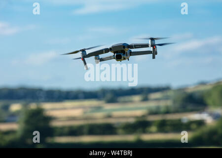 Lincolnshire, Großbritannien, Juli 2019, Mavic2 Pro Drohne im Abendlicht fliegen Stockfoto